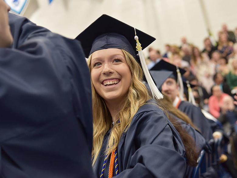 一位毕业生在2022年春季毕业典礼上微笑