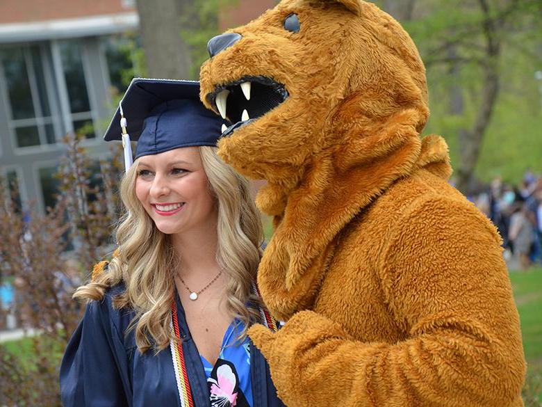尼塔尼狮子吉祥物与刚毕业的学生合影